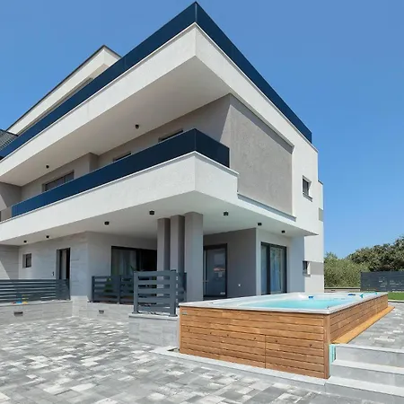 3 Bedroom Awesome Home In Stinjan بيت للعطل *